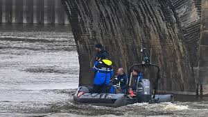 Décès de deux militaires à Angers : les plongeurs sont morts par asphyxie  dans les parties creuses du pont. Ces deux ouvertures de 5,30 m par 4,40 m  permettent de soulager les