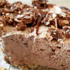 La Recette De Tarte Au Ferrero Rocher Parce Que Ca Goute Le Ciel Et Que Ca Prend 5 Minutes A Faire Caramel Desserts Desserts With Biscuits Dessert Recipes