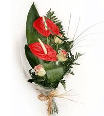 Mostra tutto il tuo romanticismo con questo elegante bouquet di rose rosse e gypsophila della più alta qualità. Fiori Da Regalare Ad Un Uomo Quali Scegliere E Quali Evitare