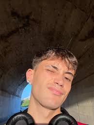 hey people! looking for a room (long term) or roomates to look for an  apartment. super clean and chill guy here. Speak spanish,english and  portugese. Thanks!