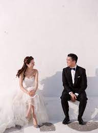 A Beautiful And Romantic Engagement Session In Santorini Romantic Sunset Wedding Pre Wedding Photoshoot Engagement Shoot Outfit