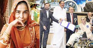 Surekha sikri (doğmuş 19 nisan 1945) bir hint tiyatrosu , film ve televizyon oyuncusu. 2jxctvle0neu M