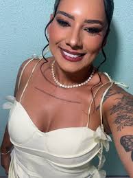 Se sabes que a vida é passageira Não faça a besteira De me desprezar Só  quero passeio no teu passo Medir teus abraços Morrer no teu mar