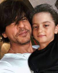 Ein in den usa ansässiger indischer geschäftsmann sucht in seiner heimat für sohn rajiv eine braut. Shahrukh Khan Son Shahrukh Shah Rukh Khan Sohn Shahrukh Khan Son Shahrukh Shahrukh Sha Shahrukh Khan Shah Rukh Khan Movies Shahrukh Khan Raees