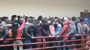 Siete estudiantes fallecieron este martes tras caer desde un cuarto piso al romperse una barandilla en la universidad pública de el alto (upea) en bolivia. G Etfgjtlzee M