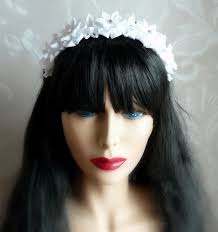 Faixa de flor em tecido Kanzashi branco. Tiara com coroa de flor branca.  Capacete de noiva de casamento. Coroa de flores Kanzashi. Capacete floral