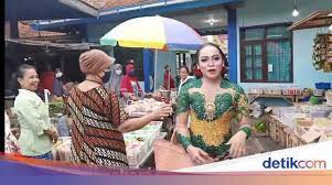 Sanggul ini bermakna harapan agar perempuan bisa mandiri dan bersyukur atas anugerah sang pencipta. Nyentrik Banget Belanja Ke Pasar Pakai Kebaya Dan Sanggul Ala Sinden