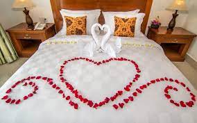 Honeymoon Bed Decoration 2 Jpg 900 562 Valentine Bedroom Decor Romantic Bedroom Decor Hotel Room Decoration