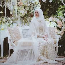 Termasuk salah satunya gaun pengantin dengan gaya barat. 12 Desain Gaun Pengantin Muslimah Elegan Nan Sederhana