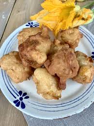 Uno street food immancabile durante tutto il periodo estivo, quando c'è abbondanza di fiori di zucca e di zucchine. Frittelle Salate Con I Fiori Di Zucca Merende Da Favola