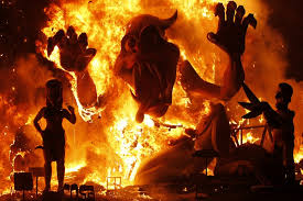 La tradición de la noche de san juan se pierde en el tiempo, y es que nuestros antepasados pensaban que el sol estaba enamorado de la tierra y por. Valencia S Typical Festivals