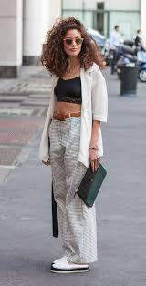 29 Frisuren Die Pl Frisuren Berufung Auf Braune Und Lockige Haare Habe Braune Und Lockige Haare Auf Berufung Braune Die Fri In 2020 Fashion Week Mode 80er Mode