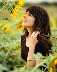 زهرة عباد الشمس شعر علاء نعيم الغول الحب ما كان اختيارا و الذين تكدسوا في دفتري ما كنت أعرفه Sunflower Photography Girl Senior Pictures Portrait Photography