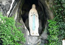 Es un agua virgen, muy pura, un agua natural que carece de toda propiedad térmica. Video En Vivo Reza Desde La Gruta De La Virgen Lourdes En Francia