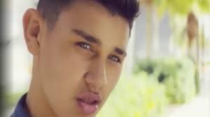 Manuel luis vázquez lombo ( dos hermanas, sevilla, 27 de noviembre de 1979) es un artista muy ecléctico puesto que, a pesar de haberse formado en el flamenco ortodoxo, sus trabajo discográficos abarcan disciplinas como el pop aflamencado, letras tradicionales o la música melódica como nos ofrece en su más reciente álbum: En Tiempos De Regueton Cantante Boricua De 15 Anos Apuesta Por La Salsa Telemundo Houston