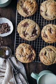 Cookies Aux Pepites De Chocolat Et Fleur De Sel Plus Une Miette Dans L Assiette En 2020 Cookies Pepite Chocolat Cookies Et Biscuits Pepite Chocolat