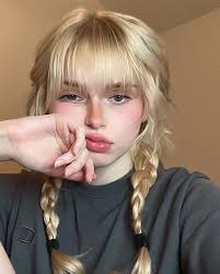 Cora Graff's Instagram, Twitter & Facebook