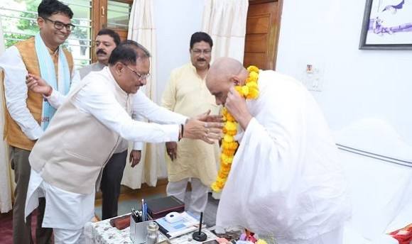 गुरु पूर्णिमा पर अघोर गुरु पीठ बनोरा पहुंचे मुख्यमंत्री साय, बाबा प्रियदर्शी राम से लिया आशीर्वाद