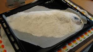 2 a cottura ultimata, eliminate il sale che non si è rappreso attorno al pesce. Ricetta Light Del Branzino Al Sale Diredonna