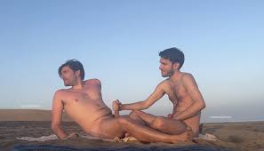 게이 누드 해변에서 공개적으로 즐거운 시간을 보내세요. 그리고 한 커플이 우리를