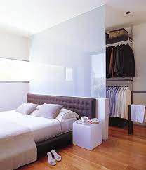 Il setto che separa il letto dalla cabina armadio può anche non arrivare fino al soffitto. 18 Idee Per Creare Una Cabina Armadio Dietro Al Letto Mondodesign It
