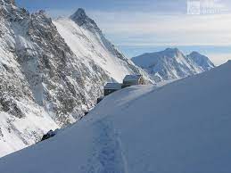 Erbaut 1907 unter recht widrigen umständen. Hollandiahutte Lotschenhutte 3235 M