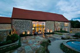 Living Like An Animal Can Be Beautiful Here Are 10 Barn To Residential Conversions That Prove It Wohnhaus Scheune Wohnen Alte Scheune