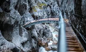 Die höllentalklamm eignet sich sowohl als überschaubare wanderung für ungeübte, als auch als zwischenstation für tagestouren. Zublin Stellt Neue Brucke Und Stege In Der Hollentalklamm Fertig Newsroom Ed Zublin Ag Strabag Ag