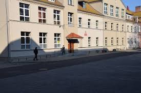 Z kolei powrót do szkół i nauki stacjonarnej ośmioklasistów i maturzystów pozwoliłby im skuteczniej niż w domu przygotować się do ważnych egzaminów. Powrot Do Szkol Artykuly Gazeta Lubuska