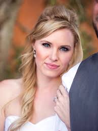 A primary base coating, with some light shade of lips, will work best for this makeup creation. Best Wedding Makeup For Blue Eyes