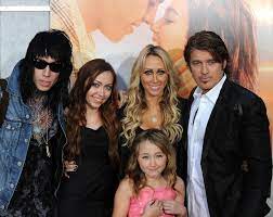 Familie maakt zich zorgen om Billy Ray Cyrus na optreden op inauguratie:  “Je bent niet gezond. Iedereen ziet het” | Celebrities | hln.be