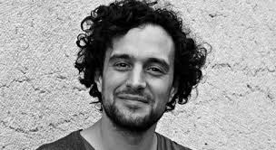 Le jongleur Julien Clément crée S'assurer de ses propres murmures en  complicité avec le batteur Pierre Pollet