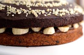 Stell den kuchen mit der gehackten schokolade oben drauf nochmal 2 minuten in den backofen. Offene Schoko Bananen Torte Mit Mandeln Veganer Geburtstagskuchen Herbs Chocolate