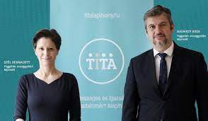 Széll bernadett szerint a minisztérium a bírósági döntés ellenére se adott ki olyan szakmai anyagot, amely megalapozta volna az ellentmondásos döntést. Oppositionsabgeordnete Starten Kampagne Zur Sammlung Leerer Nationaler Konsultationsblatter Ungarn Heute
