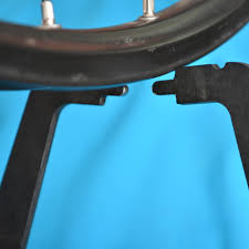 Il faut tendre des deux côtés pour ramener la circonférence de la jante à sa forme parfaitement circulaire, sans générer de. Tuto Devoiler Roue De Velo Alltricks Alltricks