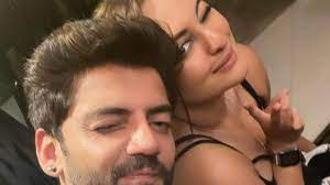 Sonakshi winks as she poses with rumoured boyfriend Zaheer Iqbal in new pic  | Bollywood - Hindustan Times