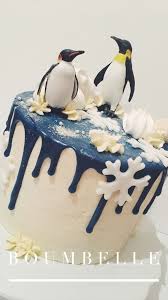 Das restliche marzipan mit der lebensmittelfarbe verkneten, bis sich die farbe gleichmäßig verteilt hat und die gewünschte farbe erreicht ist. Torten Boumbelle Kuchen Ideen Kinder Geburtstag Torte Hochzeitstorte Blumen