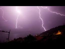 Charakteristisch sind die zahlreichen direkt am ufer liegenden kleinen dörfer, von denen viele ihren ganz eigenen charakter bis heute erhalten haben. Unwetter Comer See Italien Juli 2018 Youtube