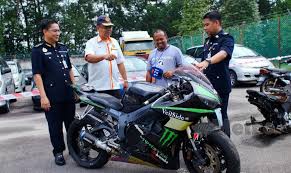 Ketika itu, mpv ini baru saja digunakan dalam tempoh beberapa bulan selepas dihadiahkan suami. Jpj Archives Motomalaya Net Berita Dan Ulasan Dunia Kereta Dan Motosikal Dari Malaysia