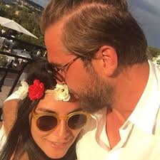 Engin altan düzyatan haberi alınca geziyi yarıda kesti. Engin Altan Duzyatan A Esinden Surpriz Diva Magazin