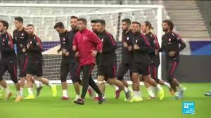 Les turcs paradent devant le @stadefrance avec le salut militaire et un imposant drapeau de la turquie. France Turquie Les Appels A Annuler Le Match Se Multiplient Youtube