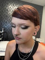 Introduction of an aesthetician in a Facebook group