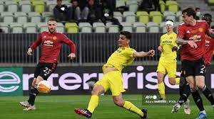Bek villarreal itu melakukan kesalahan saat memberikan bola ke kiper sergio asenjo. K7mlxjgjmkw7qm