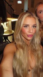 Can anyone recommend a makeup artist? Needed for a last minute appointment  this Saturday morning 🙏🏻🙏🏻🙏🏻🙏🏻 💁🏻‍♀️