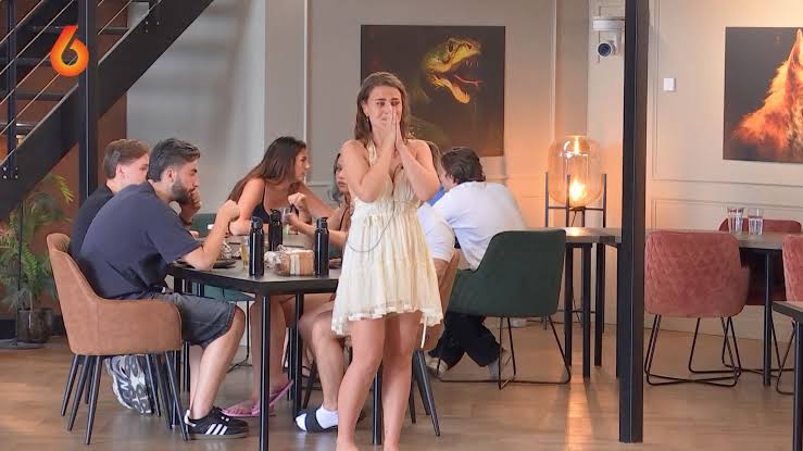 De Bondgenoten-kijkers keren zich massaal tegen Milan na harde aanval op  Simone: 'Stoer hoor' - Veronica Superguide