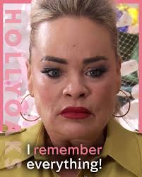 Who fancies an early Xmas pressie? 🎁 Well, look no further! 👀 The  #Hollyoaks Christmas episodes are now LIVE