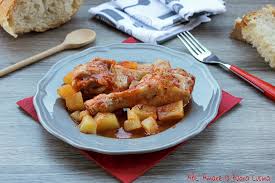 Se volete preparare solo le cosce o le sovracosce di pollo in umido, dovete allungare i tempi di cottura di circa 15 minuti. Cosce Di Pollo In Umido Con Patate Ricetta Con E Senza Bimby
