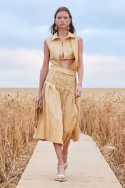 Jacquemus Spring 2021 Ready To Wear Fashion Show In 2020 Jacquemus Fashion Ready To Wear