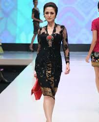 Kebaya model kerah shanghai ini akan menutup sebagian leher sehingga anda akan terlihat lebih anggun dal formal. 50 Inspirasi Model Kebaya