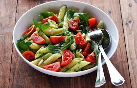 Aggiungete le mandorle (2), l'olio extravergine di oliva, l'aglio e il formaggio tagliato a dadini. Insalata Di Pasta Con Pomodorini Al Pesto Di Rucola Donne Sul Web